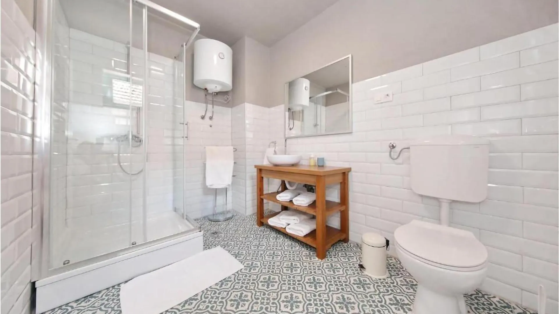 Awesome Home In Donje Rastane Holiday home