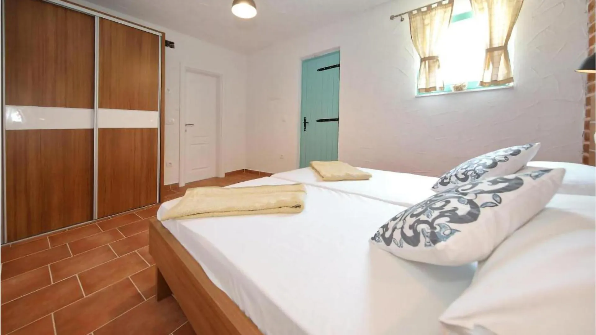 Awesome Home In Donje Rastane Holiday home